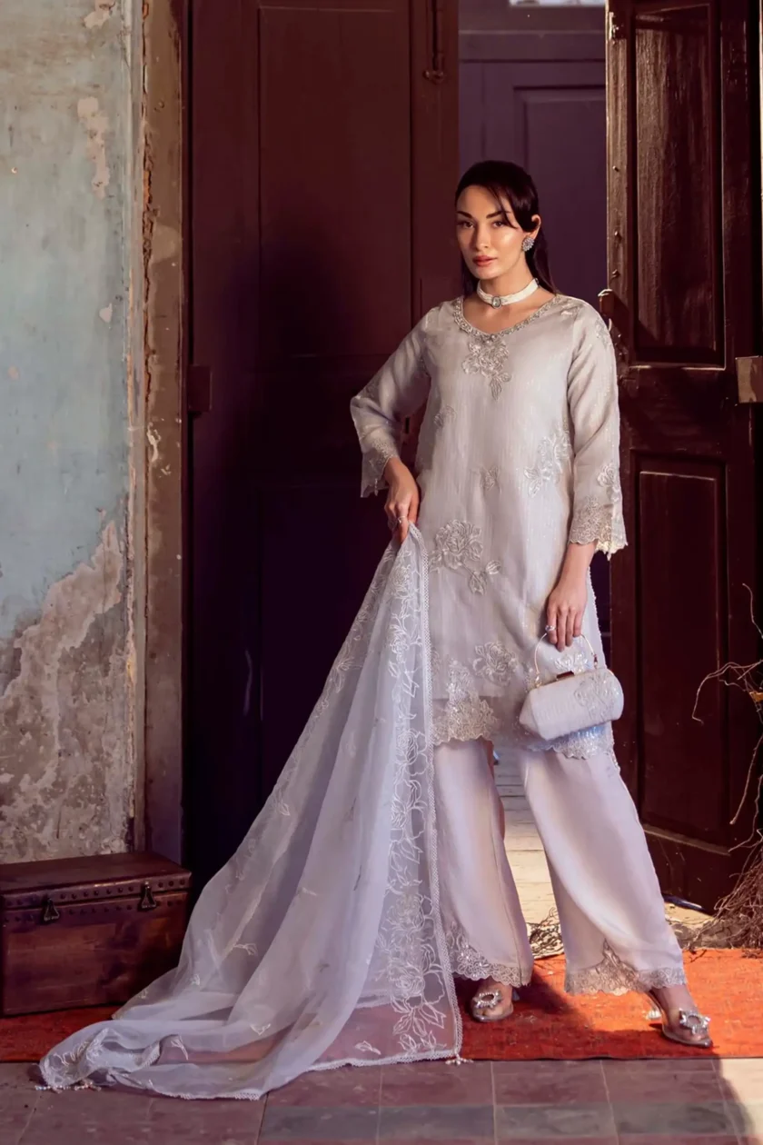 stitched-4pc-embroidered-organza-dress-guzel-sitara-gulrukh