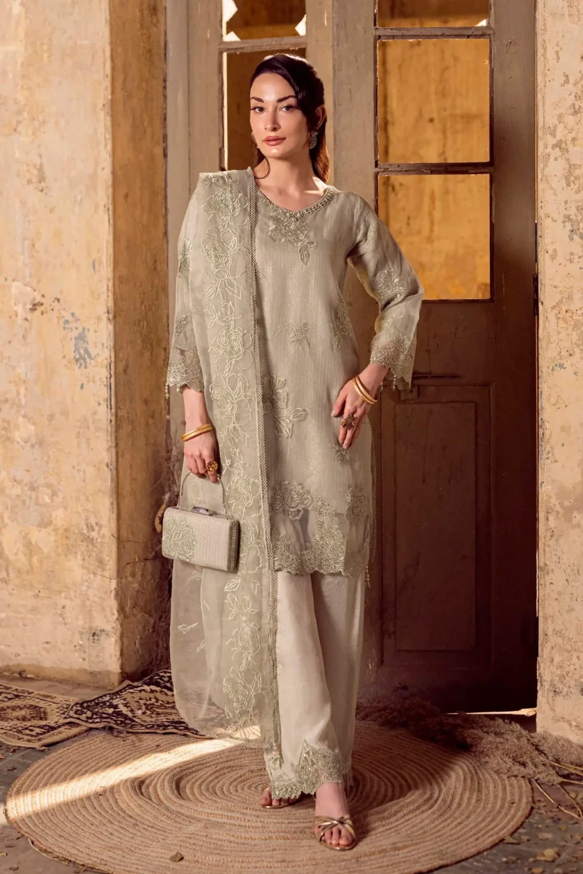 stitched-4pc-embroidered-organza-dress-guzel-sitara-noori