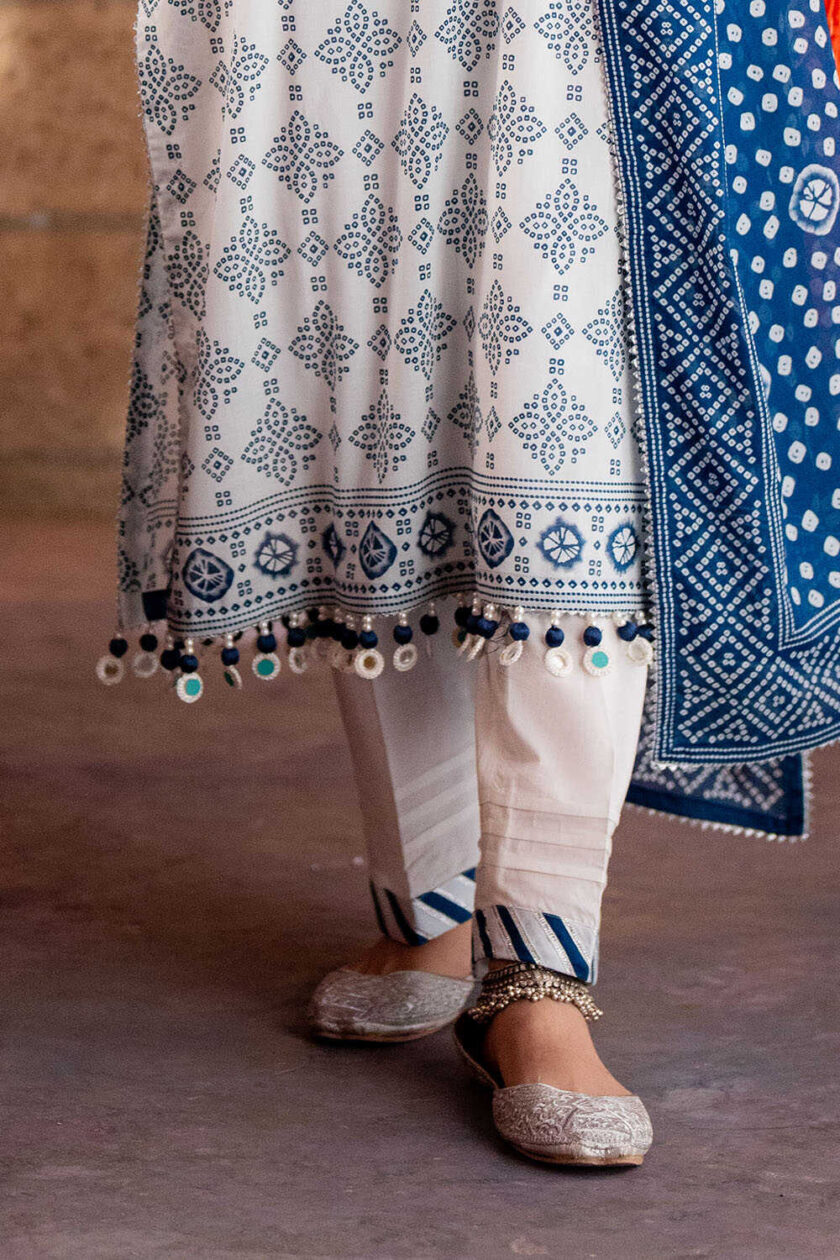 Unstitched 3Pc Printed Lawn Dress by Gul Ahmed CL-42316B - Image 3